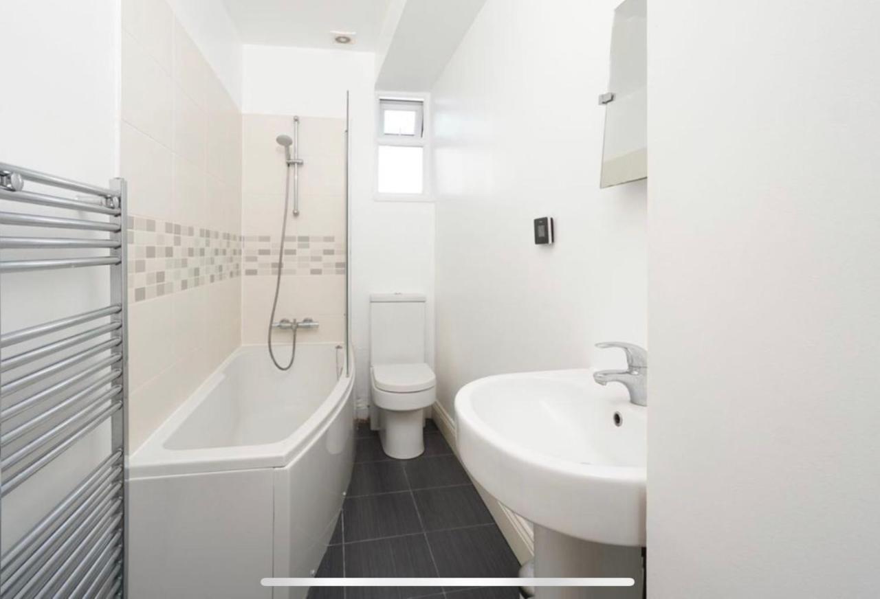 35 Mins To Central London. 3 Bedrooms. 2 Bathrooms With Garden Exterior foto