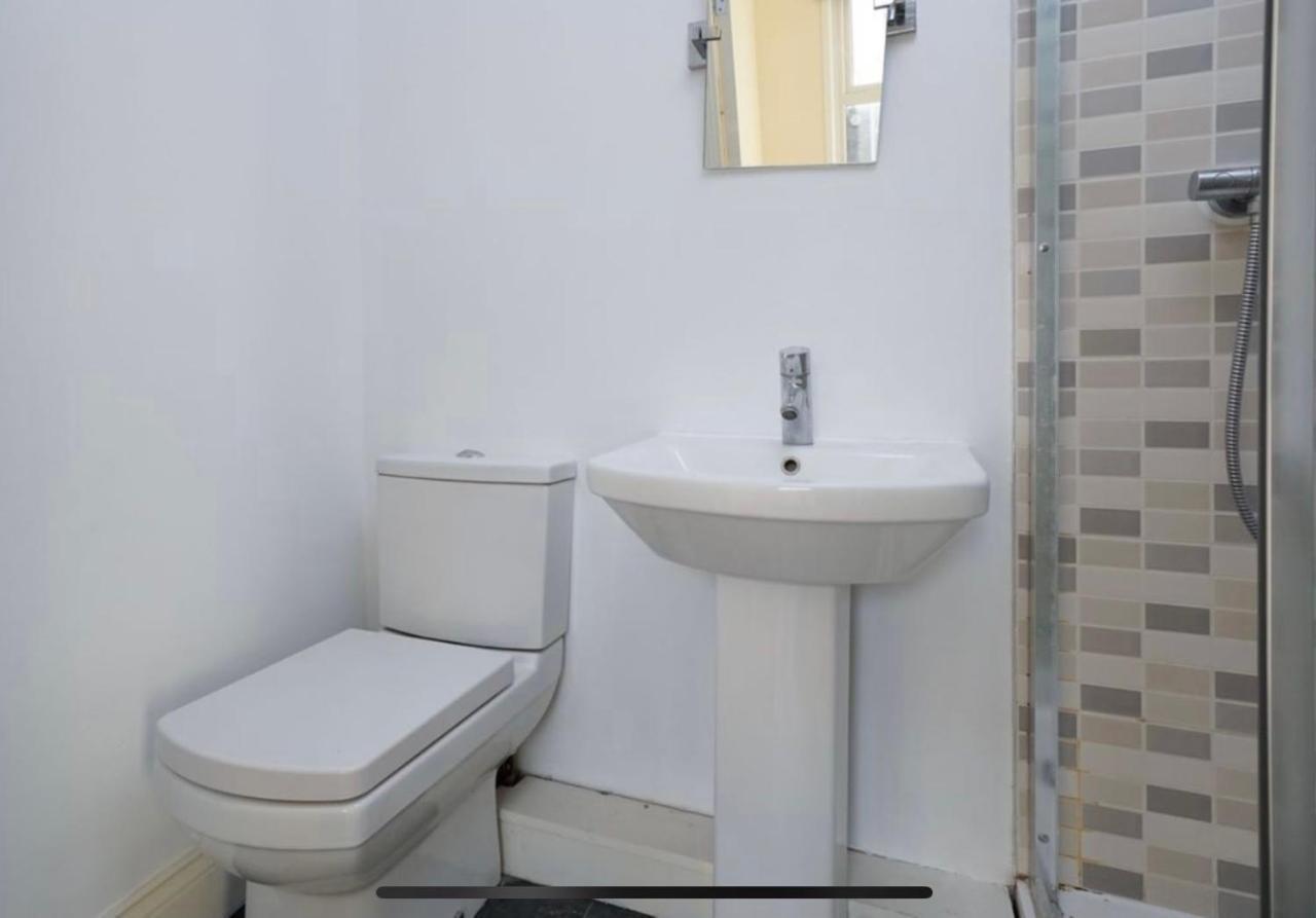 35 Mins To Central London. 3 Bedrooms. 2 Bathrooms With Garden Exterior foto